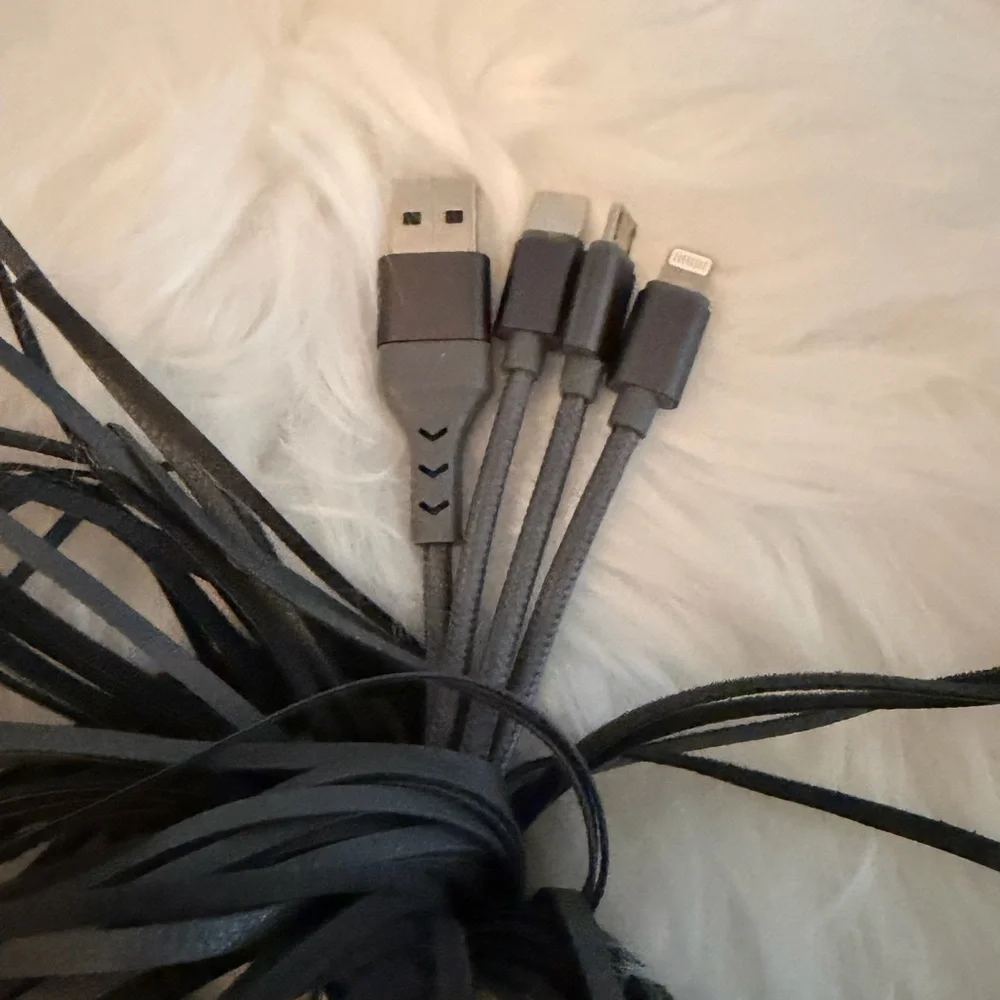 Bolsetta Universal Charging Tassels for Apple & Android Grey